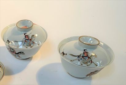 null CHINE

Deux bols couverts en porcelaine à décor polychrome des émaux de la famille...