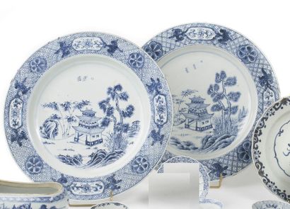 null CHINE

Paire de plats ronds en porcelaine à décor en camaïeu bleu au centre...
