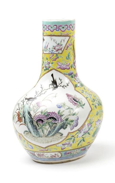 null CHINE

Vase bouteille en porcelaine à décor polychrome des émaux de la famille...