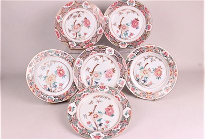 null CHINE

Ensemble de six assiettes en porcelaine à décor polychrome des émaux...