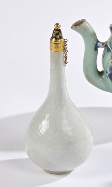 null CHINE

Petit vase bouteille en porcelaine blanche à décor en léger relief de...