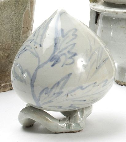 null KOREA

Porcelain peach dropper with blue cameo decoration of stylized foliage....