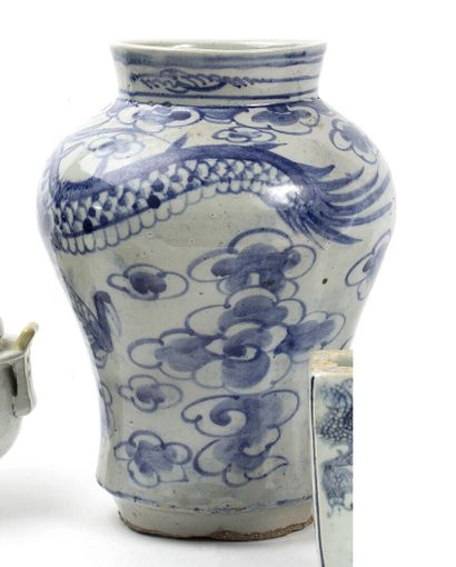 null COREE

Vase de forme balustre en porcelaine à décor en bleu sous couverte d'un...