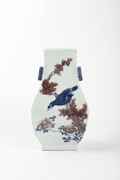 null CHINE

Vase en porcelaine de forme Hu muni de deux prises latérales en forme...