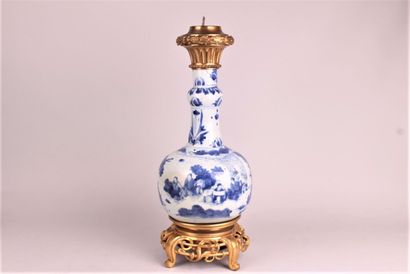 null CHINE

Vase bouteille à long col cylindrique en porcelaine à décor en bleu sous...