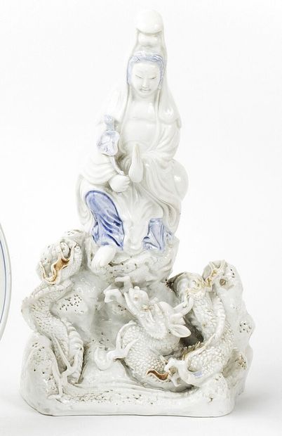 null JAPON

Figure de guanyin en porcelaine blanche rehaussée en bleu et ocre assise...