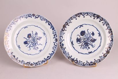 null CHINE

Deux assiettes en porcelaine à décor bleu et or de bouquet de fleurs...