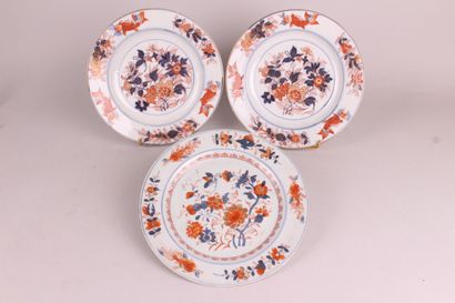 null CHINE

Assiette en porcelaine à décor bleu, rouge et or Imari de branches fleuries....