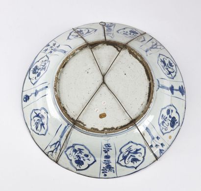 null CHINE

Grand plat rond en porcelaine à décor en camaïeu bleu au centre de deux...