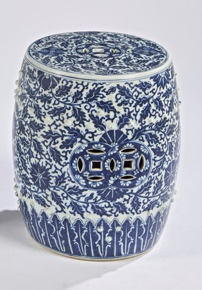 null CHINE 

Paire de tabourets cylindriques en porcelaine à décor en bleu sous couverte...