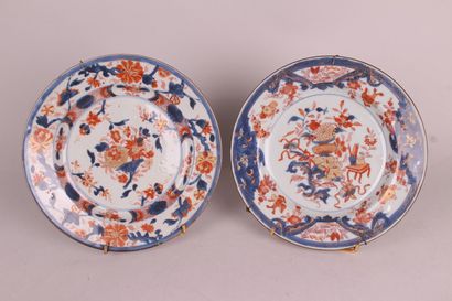 null CHINE

Quatre assiettes en porcelaine à décor bleu, rouge et or Imari de jardinières...