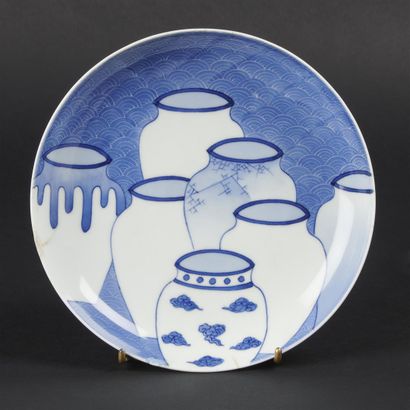 null JAPON NABESHIMA

Coupe en porcelaine à décor en bleu sous couverte de sept jarres...