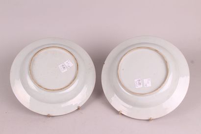 null CHINE

Deux assiettes à potage en porcelaine à décor en grisaille et or au centre...