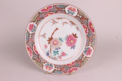 null CHINE

Ensemble de six assiettes en porcelaine à décor polychrome des émaux...
