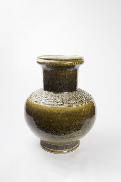 null CHINE

Grand vase en porcelaine à panse globulaire et col cylindrique à décor...
