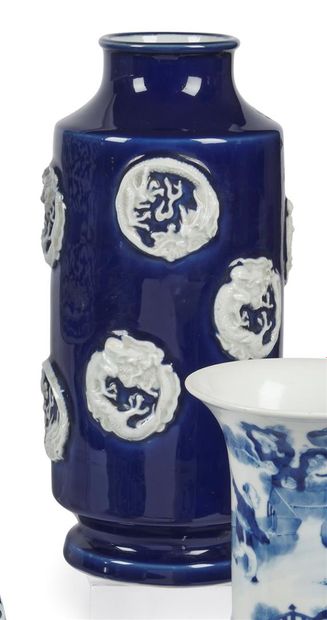 null CHINE

Paire de vases rouleaux en porcelaine à fond bleu à décor de médaillons...