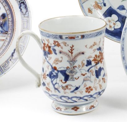 null CHINE

Grande chope en porcelaine à décor bleu, rouge et or Imari de vases remplis...