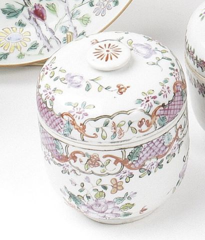 null CHINE

Pot à sucre couvert en porcelaine à décor polychrome des émaux de la...