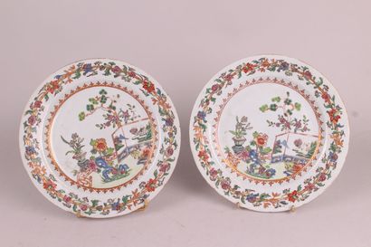 null CHINE

Deux assiettes en porcelaine à décor polychrome des émaux de la famille...
