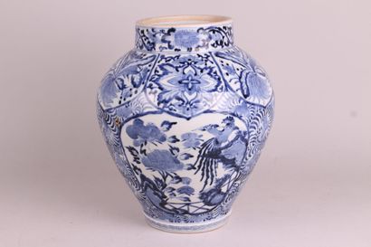 null JAPON (ARITA)

Potiche en porcelaine à décor en bleu sous couverte de phénix...