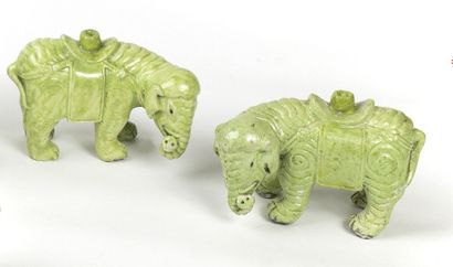 null CHINE

Paire d'éléphants en porcelaine émaillée verte formant porte-baguette.

XIXe...