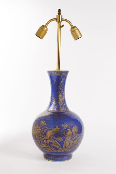null CHINE

Vase bouteille en porcelaine à panse globulaire et long col évasé à décor...