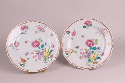 null CHINE

Deux assiettes en porcelaine à décor polychrome de bouquets de fleurs...