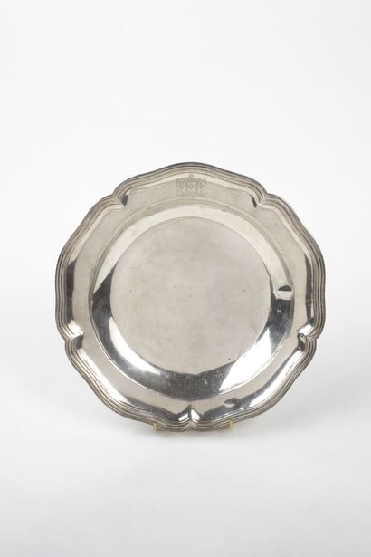 null Round and hollow silver plate, model nets contours stamped with a coat of arms.

PARIS...
