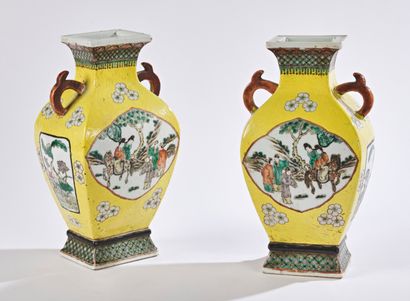 null CHINE

Paire de vases en porcelaine de forme balustre quadrangulaire à décor...