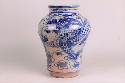 null COREE

Vase de forme balustre en porcelaine à décor en bleu sous couverte d'un...