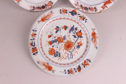 null CHINE

Assiette en porcelaine à décor bleu, rouge et or Imari de branches fleuries....