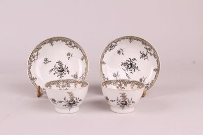 null CHINE

Deux bols et leur soucoupe en porcelaine à décor en grisaille et or de...