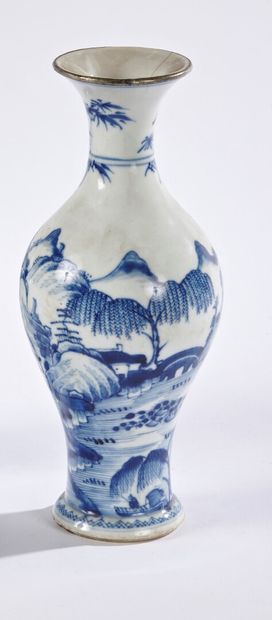 null CHINE POUR LE VIETNAM

Vase de forme balustre en porcelaine à décor en bleu...