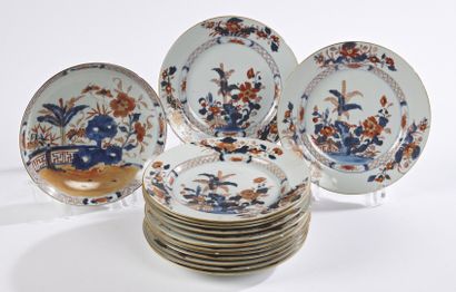 null CHINE

Quatorze assiettes en porcelaine à décor bleu, rouge et or de rocher...