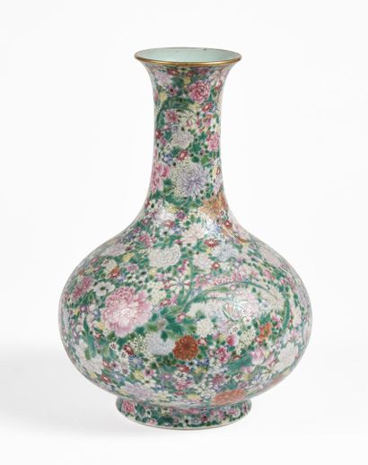 null CHINE

Vase en porcelaine à large panse et col cylindrique évasé, à décor polychrome...