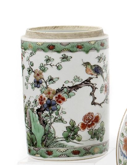 null CHINE 

Pot cylindrique en porcelaine à décor polychrome des émaux de la famille...