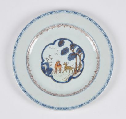null Chine

Assiette en porcelaine à décor bleu rouge et or dans le style Imari au...