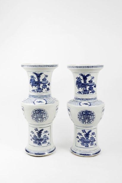 null CHINE 

Paire de vases en porcelaine de forme rouleau à renflement à paroi cannelée...