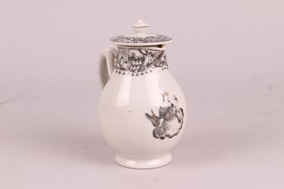 null CHINE

Verseuse couverte en porcelaine à décor en grisaille et or d'une figure...