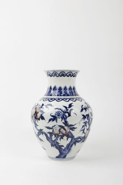 null CHINE

Vase ovoïde en porcelaine à décor en bleu sous couverte et rouge de fer...