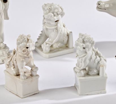 null CHINE (DEHUA)

Trois chiens de Fô en porcelaine blanc de Chine formant porte-baguette.

Période...