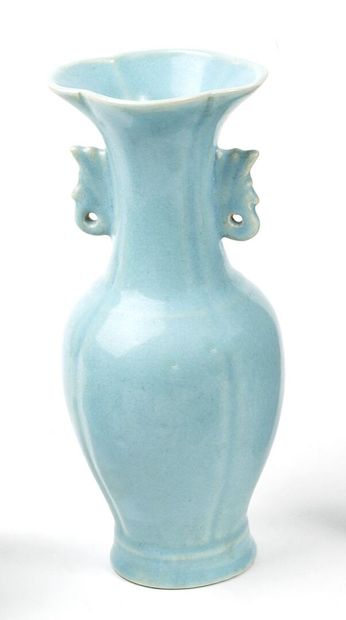 null CHINE

Vase balustre côtelé en porcelaine à fond clair-de-lune.

XIXe siècle....
