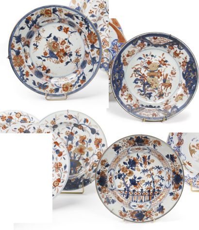 null CHINE

Quatre assiettes en porcelaine à décor bleu, rouge et or Imari de jardinières...