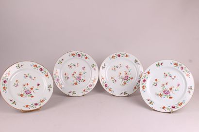 null CHINE

Ensemble de deux assiettes en porcelaine à décor polychrome des émaux...