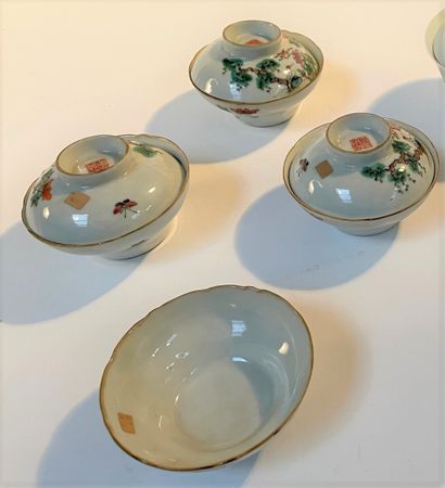 null CHINE

Quatre bols dont trois couverts en porcelaine à décor polychrome des...