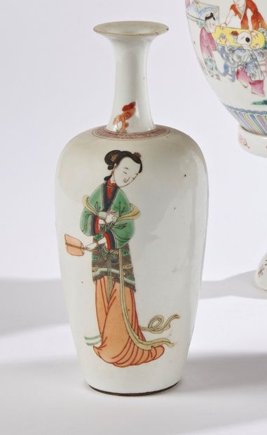 null CHINE

Vase de forme oblong à col évasé en porcelaine à décor polychrome des...