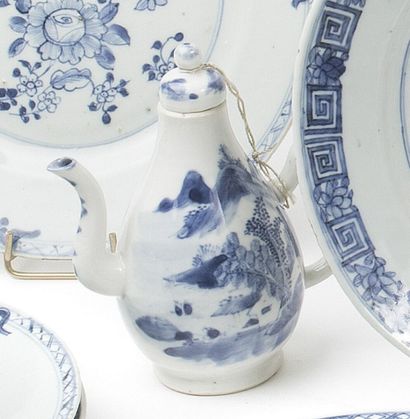 null CHINE

Théière couverte pyriforme en porcelaine à décor en bleu sous couverte...