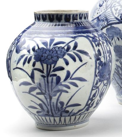 null JAPON (ARITA)

Vase ovoïde en porcelaine à décor en bleu sous couverte de fleurs...