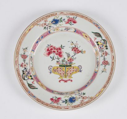 null Chine

Assiette en porcelaine à décor polychrome des émaux de la famille rose...