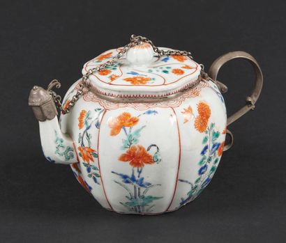 null JAPAN (ARITA)

Covered teapot in ribbed porcelain with polychrome Kakiemon decoration...
